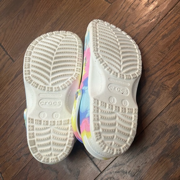 Pre-owned Youth tie-dye Crocs size J6 - Picture 3 of 5